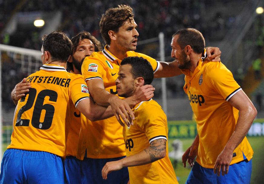 Udinese-Juve si chiude con il successo della capolista: qui l&#39;abbraccio tra gli autori dei due gol, Llorente e Giovinco. Afp